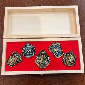 HARRY POTTER - 5 PCS HARRY POTTER ACADEMY BADGE SET